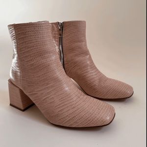 LOQ EMBOSSED LEATHER BOOTS Size 40